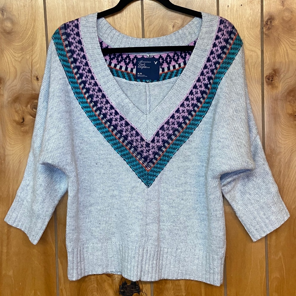 Cream/Grey V-Neck Sweater w/ Print Med